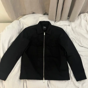 Jeans jacka  - Zara jeans jacka, storlek M. Hör av dig vid frågor eller funderingar!