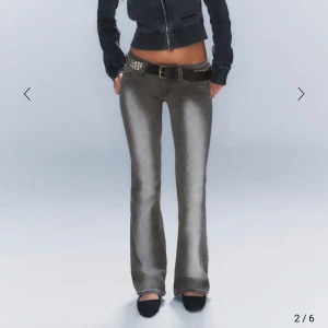 Grå bootcut jeans från Cheap Monday - Supersnygga gråa bootcut jeans från Cheap Monday (Weekday). Helt oanvända med lappen kvar, storlek 24/30💕Midjemått rakt över: ca 31 cm   Innerbenslängd: ca 75 cm