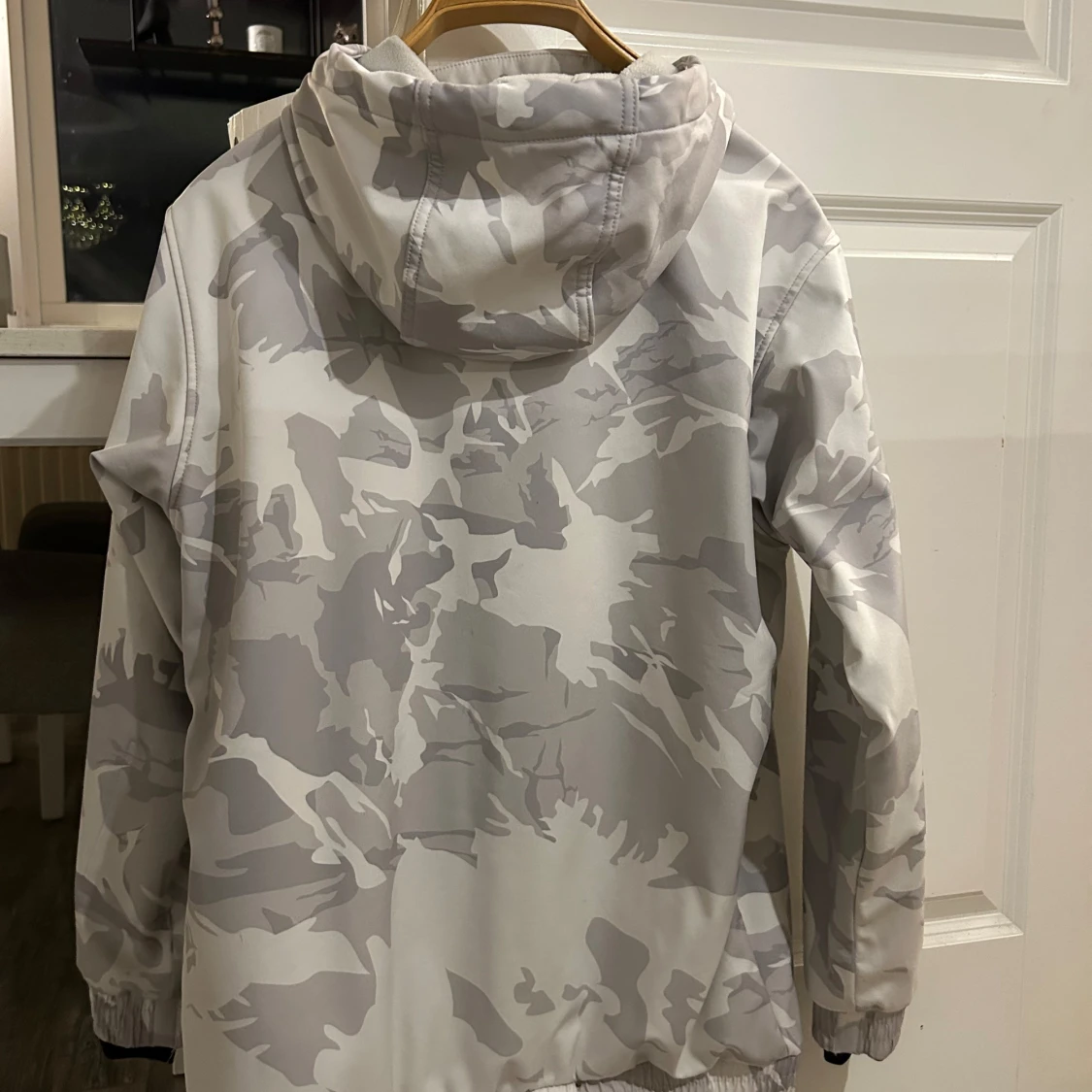 Vit och grå camo-hoodie från Dope - 1