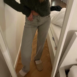 Jeans - Gråa raka jeans från Ginatricot 