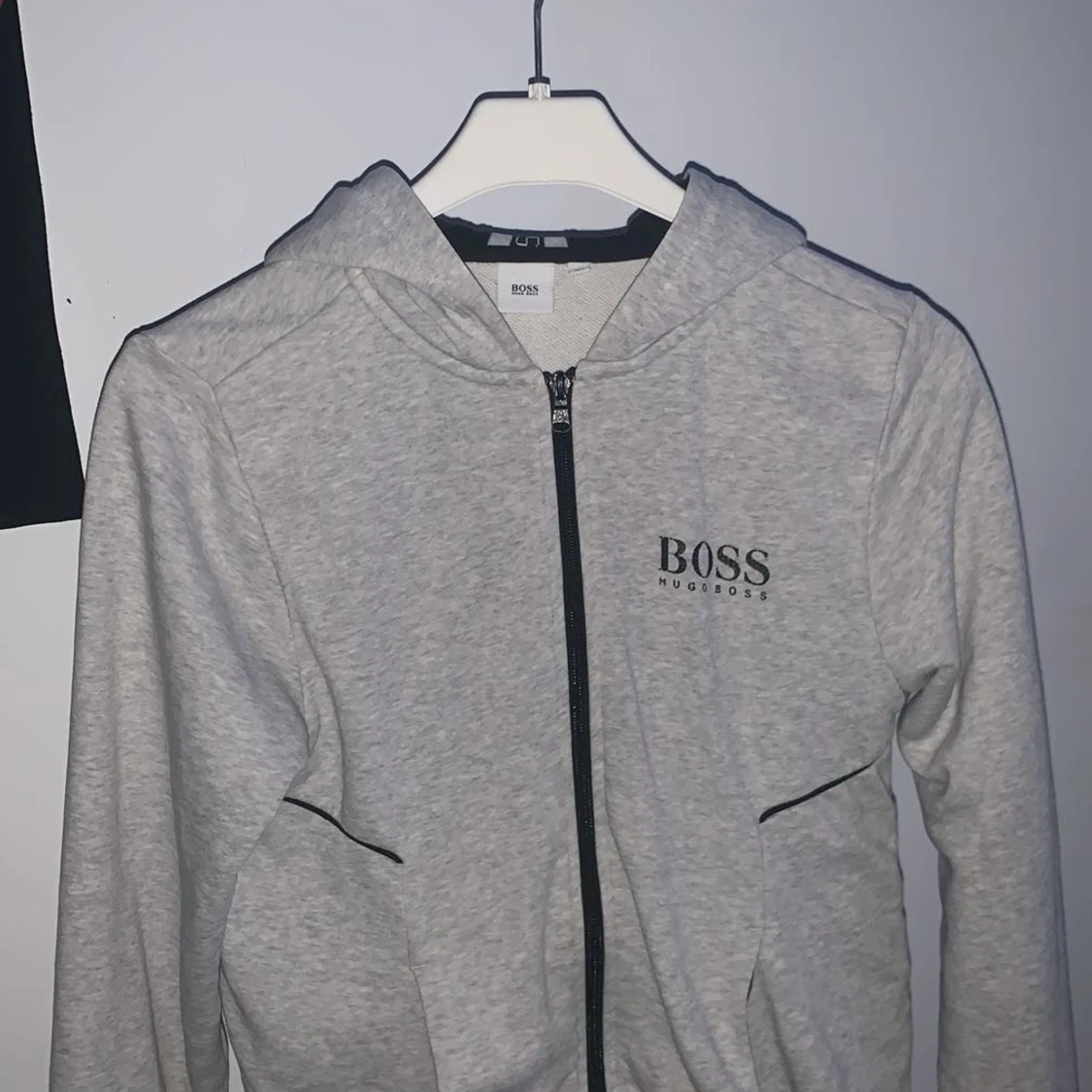 Grå hoodie från Boss