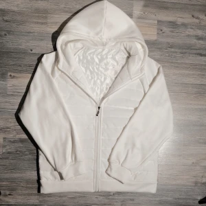 Vit Cardigan Jacka  - Säljer nu denna riktigt snygga cardiganen. Finns inget märke på den men köptes för 1499kr. Jackan är i nyskick och har endast blivit testad. Storlek L. Hör av dig om du har några frågor eller vill ha fler bilder! Pris är diskuterbart vid snabb affär🤝