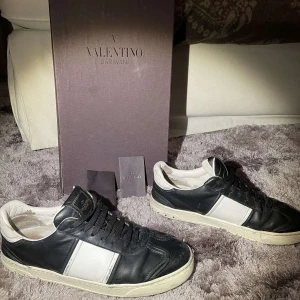 Valentino Flycrews - Snygga svarta sneakers med vita detaljer från Valentino. Skorna görs inte längre och nypris är runt 7999kr, mitt pris 2499kr, hör av er vid frågor och funderingar ‼️👍Box och allt og med ‼️‼️