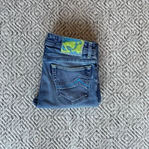 Jacob Cohen jeans  - Säljer ett par snygga blå jeans från Jacob Cohen i modell 688. Jeansen är i riktigt bra skick och har inga defekter. Det är storlek 31 men sitter mer som 29/30 i midjan. Vid minsta fråga eller fundering är det bara att höra av sig👍😁