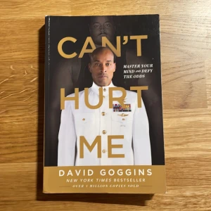 Can't Hurt Me - Boken 'Can't Hurt Me' av David Goggins är en New York Times bestseller som handlar om att övervinna mentala och fysiska hinder. Den inspirerar läsaren att bemästra sitt sinne och trotsa oddsen. Perfekt för den som söker motivation och personlig utveckling.
