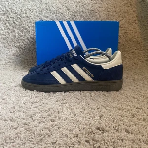 ADIDAS SPEZIAL - Säljer nu ett par riktigt snygga Adidas spezial i riktigt bra skick. Box och snören ingår. Skorna passar på både 43 och 44 Nypris cirka 1500kr. Mitt pris: 899 Om du har några funderingar är det bara att höra av dig // August