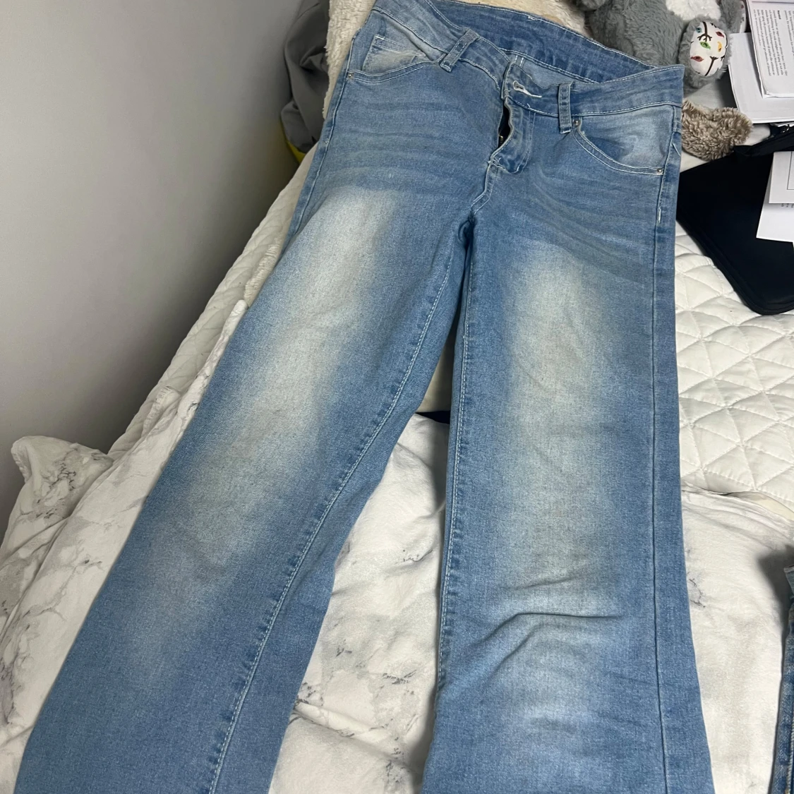 Blå jeans med broderad ficka - 1