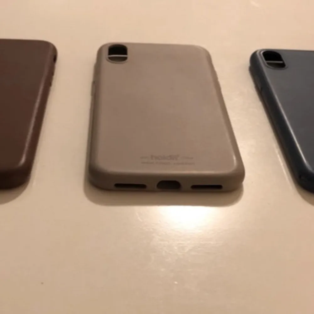 Tre stilrena mobilskal från Holdit i färgerna brun, grå och blå. Det är till en iPhone X. Ifall köparen vill ha ett skal så går det också bra 60kr för det. Köparen står för frakten❤️kan eventuellt gå ner i pris lite. Muu.