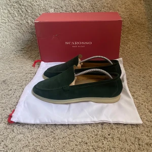 SCAROSSO LOAFERS - Säljer nu ett par riktigt snygga loafers från Scarosso🇮🇹. Box och dustbag ingår. Dessa skor är gjorde i Italien och är av högsta kvalitet. Skorna passar både 43 och 44 Nypris cirka 3000kr. Mitt pris: 1299kr Om du har några funderingar är det bara att höra av dig // Au Archive
