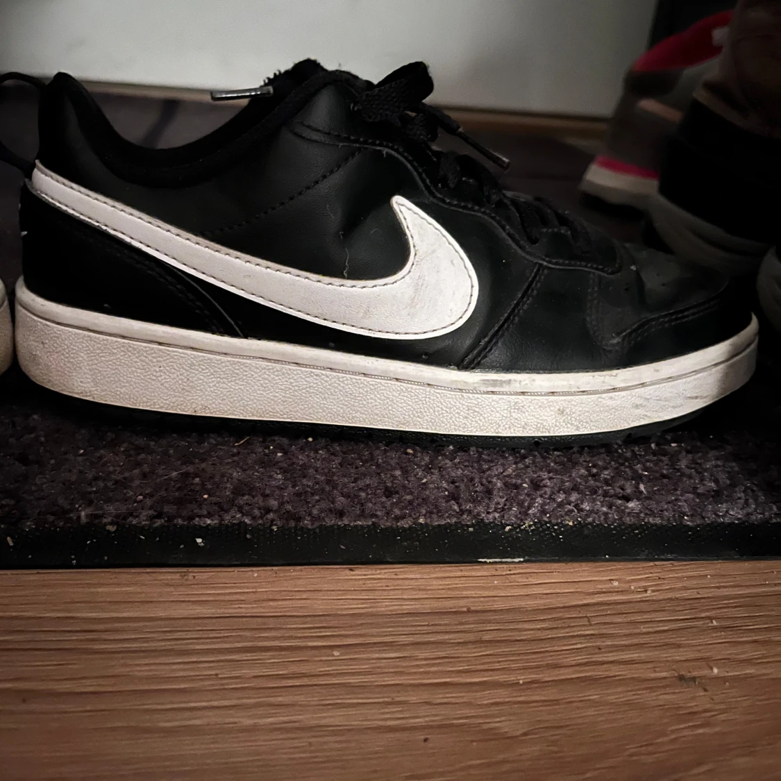 Svarta Nike sneakers med vit sula - 2