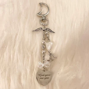 Keychain - Handgjord nyckering  ᡣ𐭩 söt accessoar till varje outfit! ⋆౨ৎ˚⟡˖ instabox går bra annars frakt 18kr, pm för köp eller använd köp nu 𝜗𝜚🫶🏻🪽