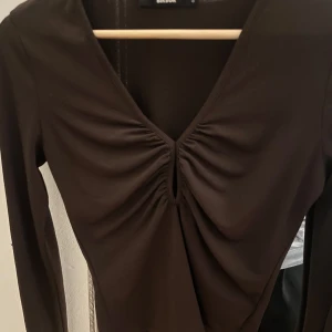 Brun långärmad topp från Bik Bok - i bra skick. 