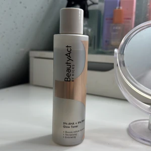 Glow Toner från BeautyAct by Kicks - Säljer en Glow Toner med 5% AHA och 5% PHA från BeautyAct by Kicks. Denna toner hjälper till att boosta cellförnyelsen, revitalisera och exfoliera huden. Perfekt för en strålande och fräsch look! Man ser på bilden hur mycket den är använd, pris 50kr. Original pris runt 100kr 
