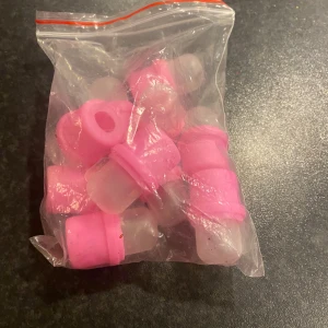 Nail soakers - Nail soakers man fyller med aceton eller soak of vätska, jag köpte dem vid jul så dem är oanvända❤️jag köpte dem för 130kr och jag säljer för 30kr 🤯❤️