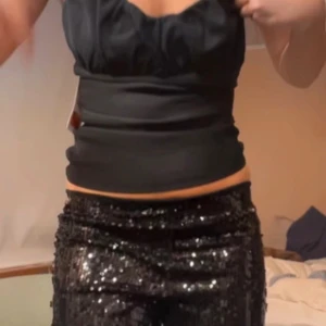 Svart tubtopp  - As snygg fest tubtopp från zara i strl s men skulle mer säga xs💗prislapp och allt är fof kvar då den tyvärr va alldeles för liten 🥹(dragkedjan är lite konstig o trög)