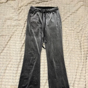 Grå sammetbyxor med broderi - Snygga grå byxor i mjuk sammet med ett coolt broderi på sidan, knappt använt. Skriv för fler bilder.