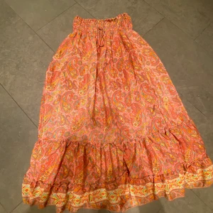  långkjol från Qnuz - Jätte fin långkjol perfekt till sommaren!! Hör av er vid frågor!!