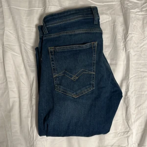 Blå jeans från Replay - Ett par asfeta jeans ifrån replay i storleken 31:32. Dem är galet sköna och i bra skick. Hör av dig om du har minsta fundering!