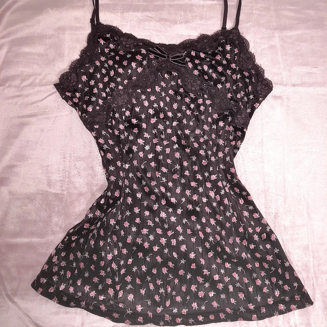 Blommig linne i bruna och rosa