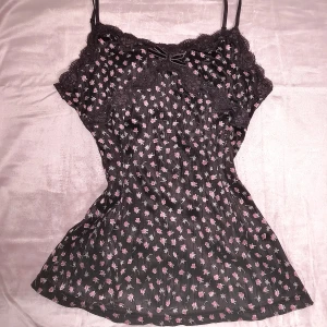 Blommig linne i bruna och rosa - * japanska märker*                                                       Söt blommig linne i bruna med små rosa blommor. Den har smala axelband och spetsdetaljer upptill. Perfekt för sommardagar eller som ett lager under en kofta. 