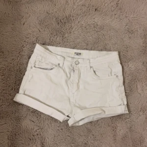 Vita shorts - Snygga högmidjade vita shorts. Säljer för dom ej kommer till användning. 