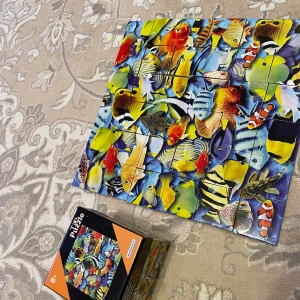 Färgglatt   Tile pussel med 36 bitar - Säljer ett färgglatt  pusse med 36 bitar från Egmont Kärnan. Pusslet har ett livfullt motiv av olika tropiska fiskar i starka färger som gul, röd och blå. Perfekt för den som gillar havstema och vill ha en rolig utmaning. Passar för åldrar 8 och uppåt.höjd 9cm och bred 9cm