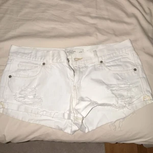 Lågmidjade jeans shorts  - Snygga vita lpgmidjade jeansshorts i storlek 28. 42 cm rakt över. Är lite stora på mig så har ej fler bilder! Köpt på sellpy 