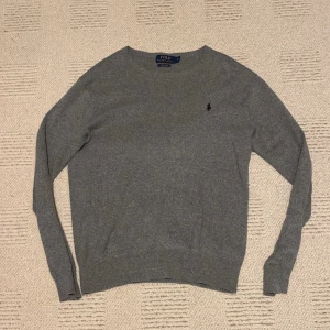 Grå tröja från Ralph Lauren - Jag säljer nu en stilren grå tröja från Ralph Lauren i mjuk pima bomull. Tröjan har en klassisk design med långärmade ärmar och en liten broderad logotyp på bröstet. Tröjan har desvärre än liten uttöjd krage därav det relativt låga priset sett till övrigt skick. (Skickar alltid samma dag eller dagen därpå)✅ Nypris ungefär 1300, var inte blyg för att ställa frågor! ☺️Pris kan diskuteras vid snabb affär!