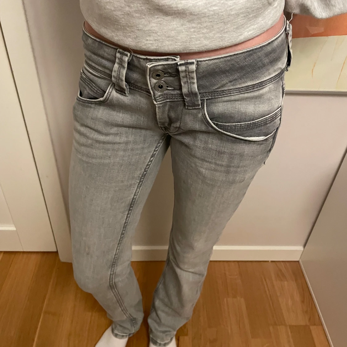 Grå jeans med låg midja - 1