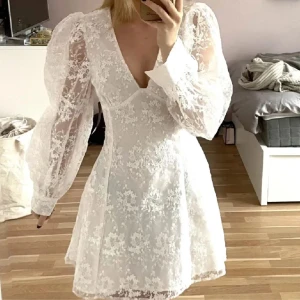 Vit spetsklänning med puffärmar - Söker denna perfekta klänning. I storlek S eller M. Kontakta mig om du skulle kunna sälja den. Är villig att betala max 1000kr. Gärna i mycket bra skick. 