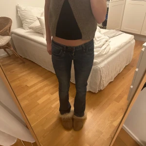 Ltb jeans  - Skitsnygga mörkblåa ltb jeans i modellen valerie!😍 Släljer då dom är pågränsen till förkorta på mig som är ungefär 165cm lång! 
