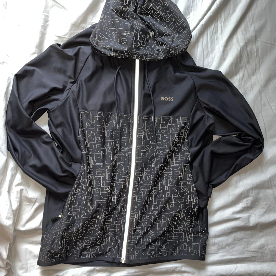 Tunnare mörk grå hoodie med mönster från Boss - 1