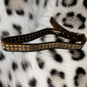 Nit bälte - Ett nitbälte varts tyg tyvärr har börjar ömsa på där framtill men den är hel annars❤️(skriv om du vill ha mått)