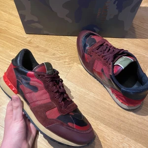 Valentino Rockrunner Skor - Röda Valentino skor | Storlek: 42| Modell: Rockrunner | Skick: 8/10 | Autentisk, Kvitto finns | OG: Allt ingår | Pris: 1199 kr | Nypris: Ca 7 k, så passa på | Kom privat vid fler bilder eller frågor, allt gott |📩