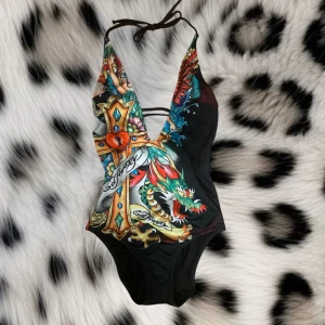 Super fin Ed hardy baddräkt❤️‼️‼️‼️ - Super duper fin rare vitage ed hardy baddrekt med prislappen kvar och klistermärket där nere kvar❤️den är storlek S (‼️har bara tästat den med underkläder på, inte naken, så ni vet‼️) super bra kavlité med inga defekter