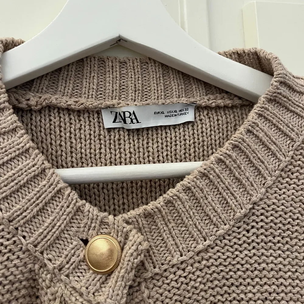 Säljer denna super fina koftan ifrån Zara i storlek XL. Endast använd två gånger därav bra skick!🥰. Neuletakit & Villapaidat.