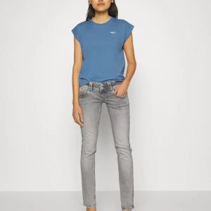 Pepe Jeans grå - Pepe jeans i ljusgrå tvätt, slim/straight modell. Långa på mig som är 173.