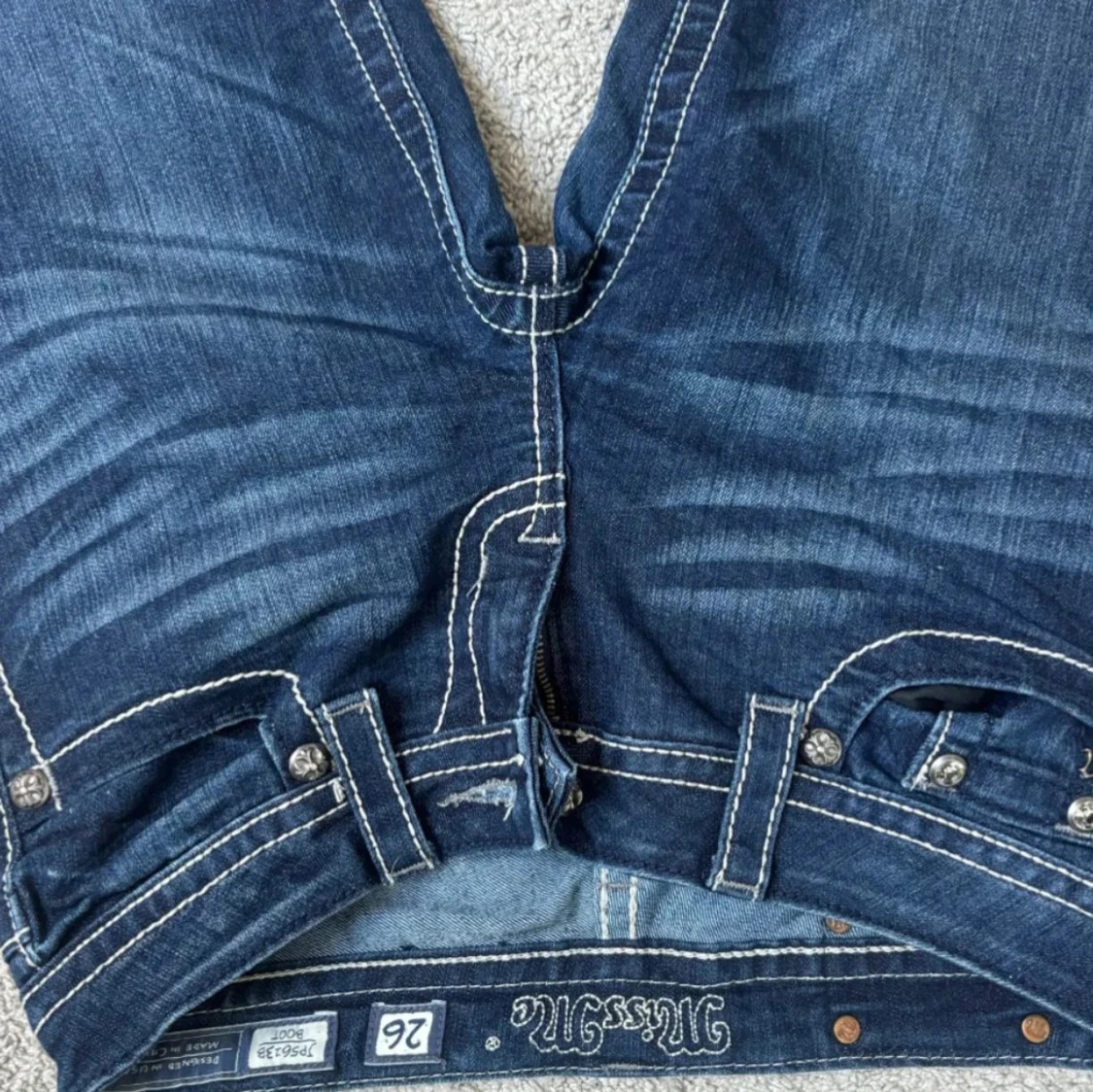 Blå jeans med broderade fickor - 1