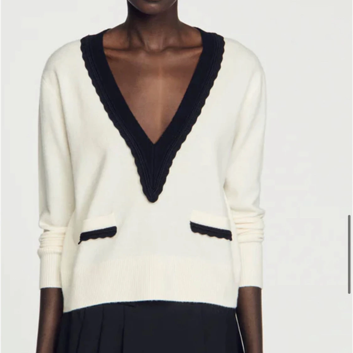 Vit och svart V-ringad tröja från Sandro - 1