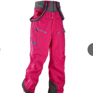 Rosa skidbyxor med dragkedjor - Snygga rosa skidbyxor med praktiska dragkedjor och hög midja. Perfekta för vinterns äventyr i backen. Byxorna har en modern design med grå detaljer och flera fickor för förvaring. Nypris.6000