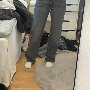 Grå jeans - Snygga grå jeans med en klassisk straight fit. De har en låg midja och femficksdesign. Perfekta för en avslappnad stil. Från weekday🩷