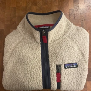 Patagonia Retro Pile Jacket - Snygg och bekväm fleecejacka med dragkedja och fickor. Perfekt för både vardag och friluftsliv. Jackan är i ett fint skick och redo för en ny ägare då den sällan används. Nypris 1700kr