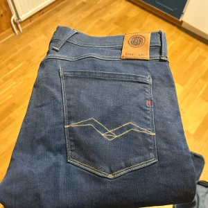 replay anbass jeans -  Jag säljer nu dessa Replay jeans så jag har tröttnat på slim fit jeans, storlek W 36 L 32 passar alla från 180 Cm till 192 Cm Jeansen är i toppskick Och är bara två månader gamla inga defeckter