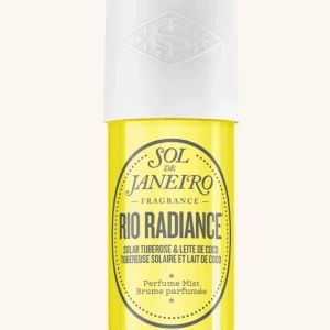 Rio Radiance Perfume Mist från Sol de Janeiro - Säljer denna helt oanvända men väldigt populära parfym mist. Luktar helt otroligt, beskrivning av doften finns på tredje sidan. Nypris 449. Den är på 240 ml🫶🏼