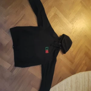 Clique hoodie - Säljer en svart hoodie från Clique pris kan diskuteras säljer för den är för stor för mig 