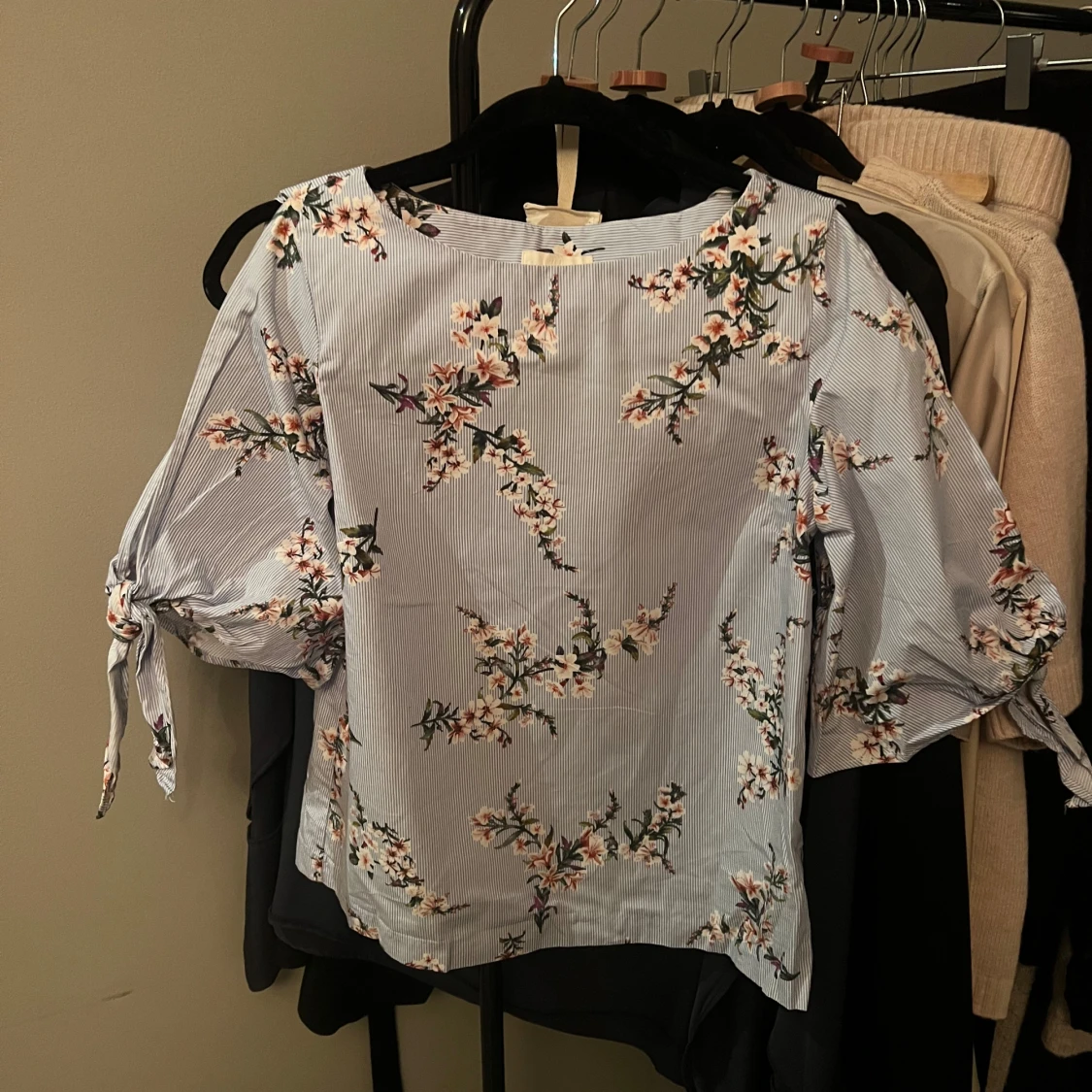 Blommig blus med knytärmar - 2