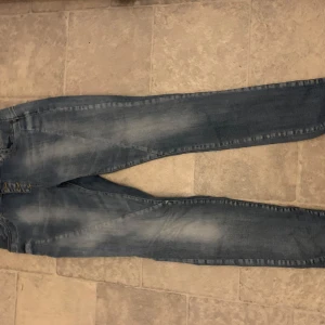 Blå jeans från ONLY - Snygga blå jeans från ONLY med en klassisk design. De har en normal passform och är perfekta för en avslappnad stil. Jeansen har en dragkedja och knapp framtill.