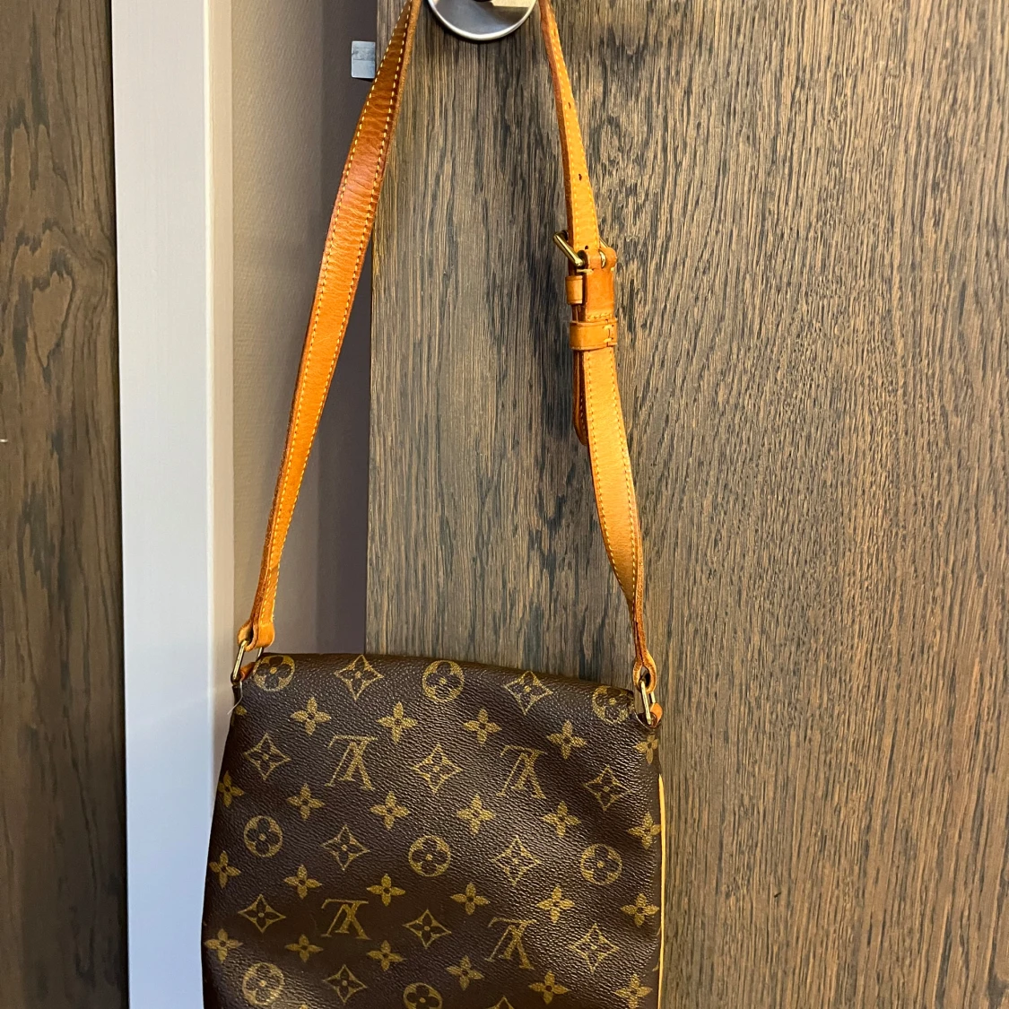 Brun axelväska från Louis Vuitton - 1
