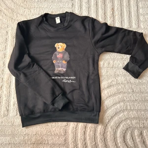 Tröja - En oäkta tröja från Polo RL. Endast använt ett par gånger och är för stor på mig. Den är i storlek M men passar också S.