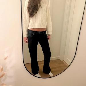 Mörkblåa jeans från Diesel - Super snygga mörkblå jeans från Diesel med låg midja. Lite copenhagen stile över det hela. De är snygga vardags jeans men går även att klä upp riktigt snyggt. Storlek 28 i midjan och 32 i längden. 